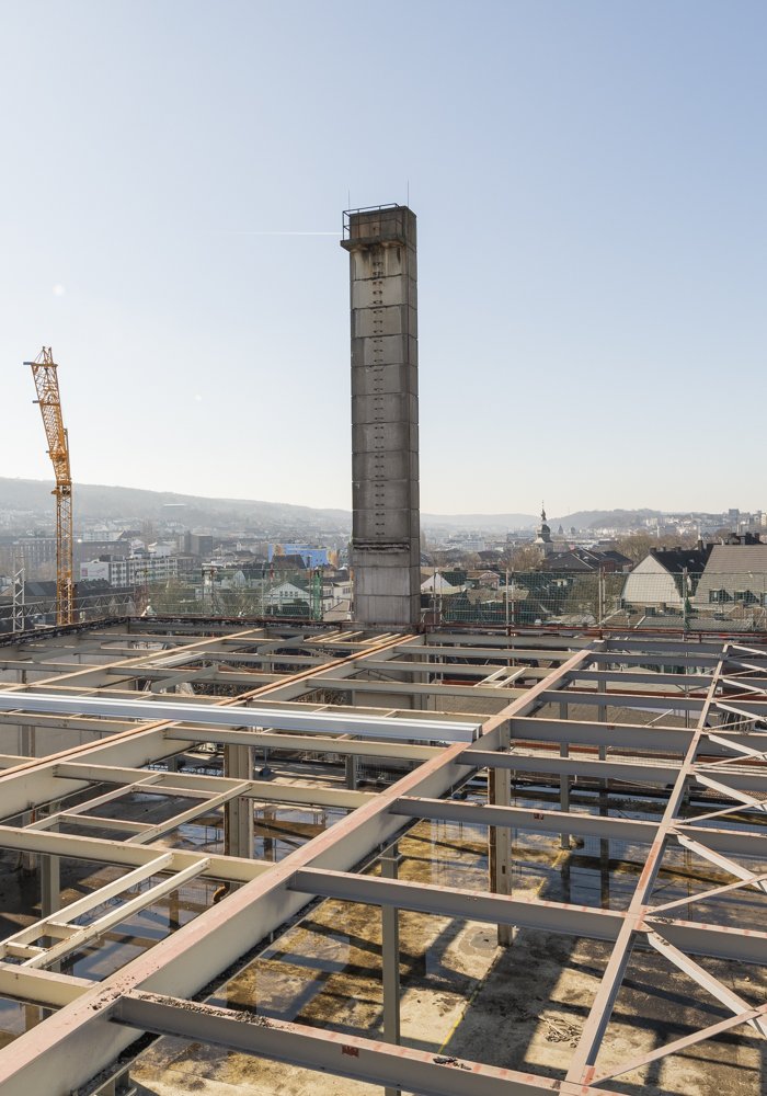 Blick auf die Baustelle des BOB CAMPUS von oben. Es ist das Gerüst des Dachs zu sehen.