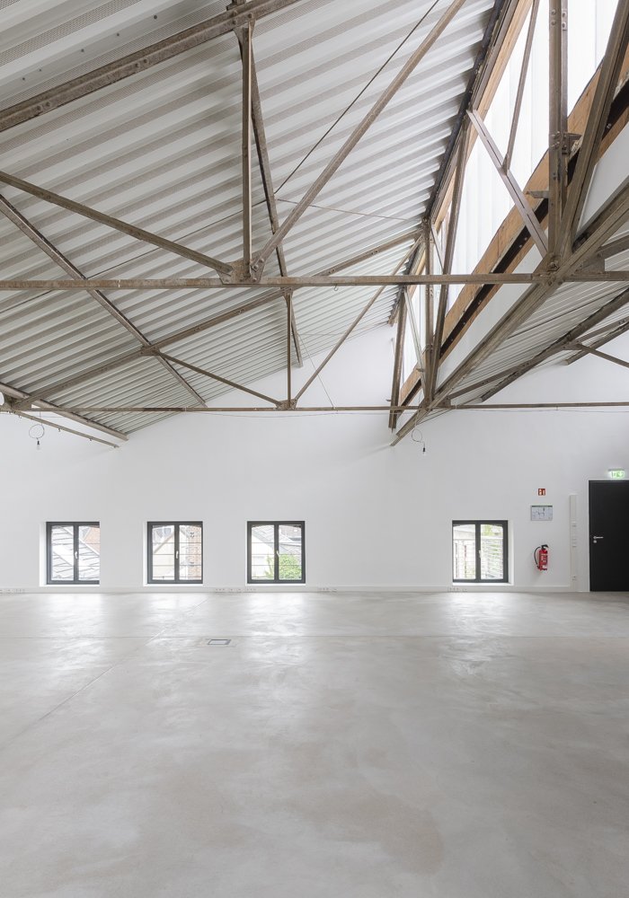 Die leere Shedhalle mit viel Lichteinfall.