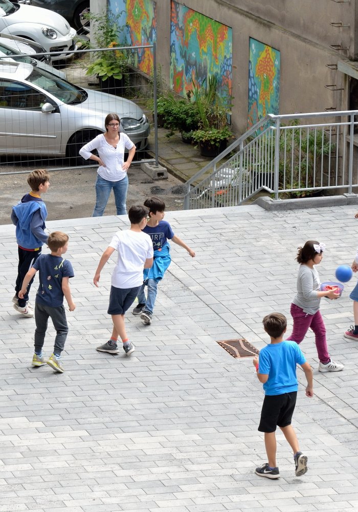 Eine große Terrasse, auf der Kinder spielen.