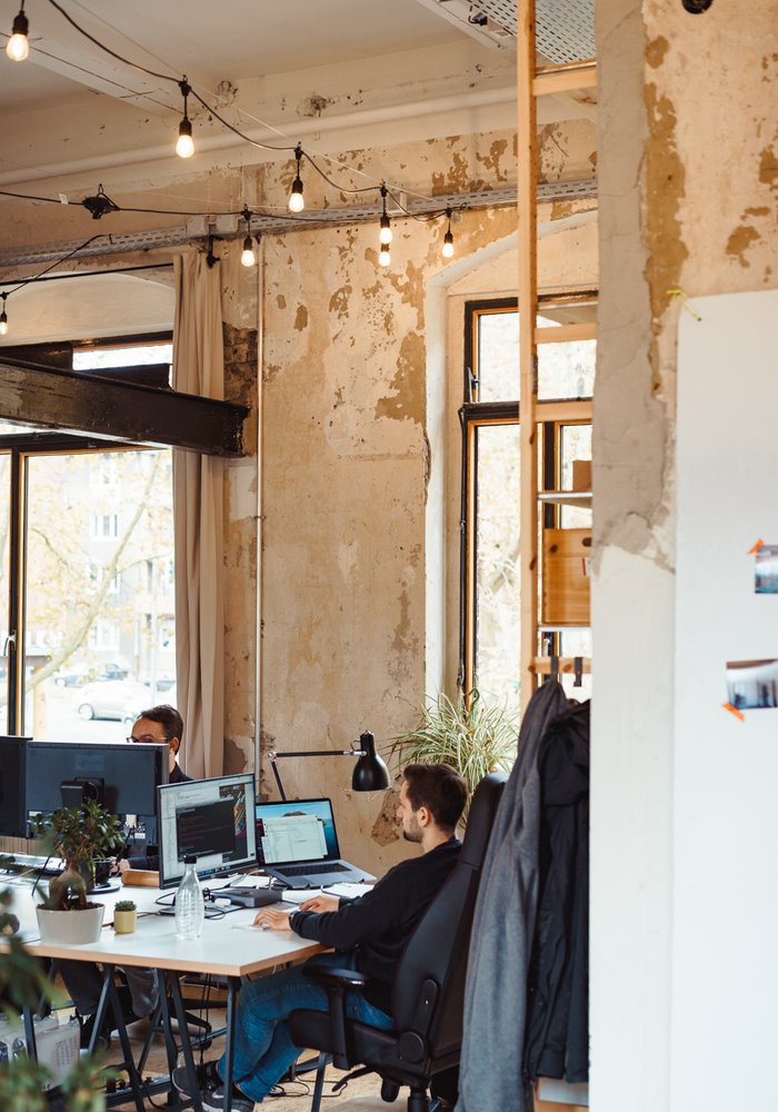 Ein Büro mit Menschen, die an Schreibtischen arbeiten.