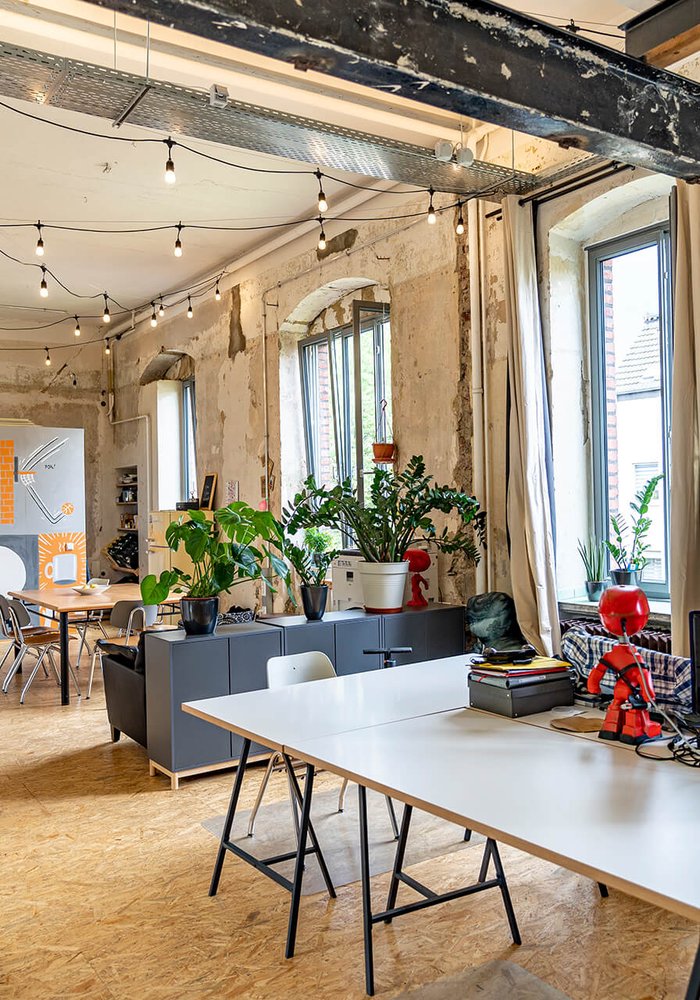 Ein Büro im Pionierhaus, indem mehrere Schreibtische stehen.