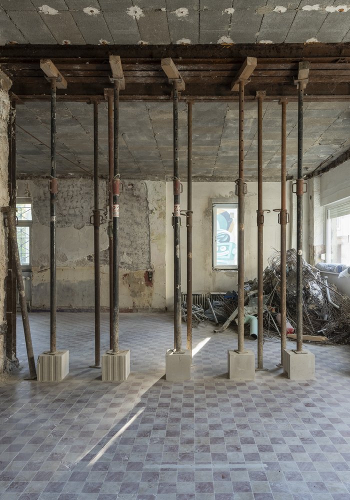 Ein leerer Raum, in dem Stützen die Decke sichern