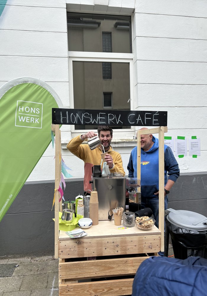 Michel Pacha steht an einem kleinen Kaffeestand