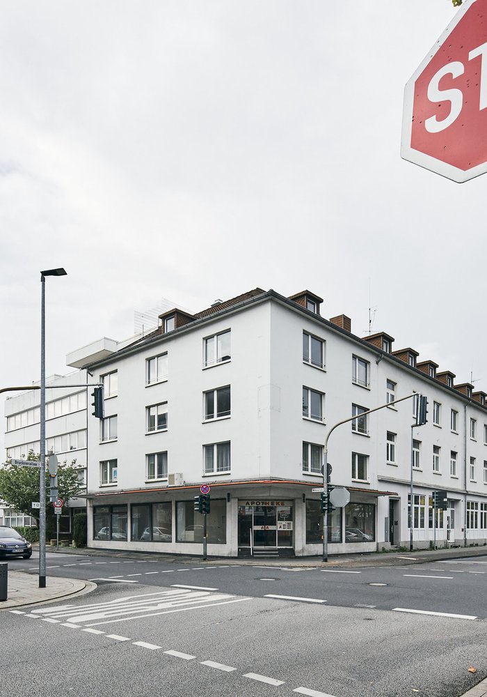 Außenansicht des Gebäudes von der Straße aus mit Blick über die Kreuzung.