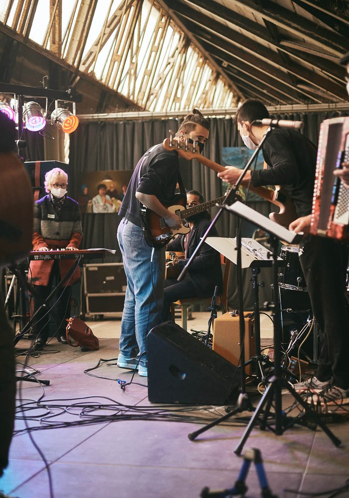 Eine Band spielt zusammen mit verschiedenen Instrumenten.
