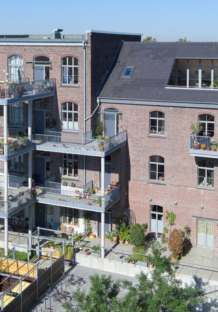 Ein Wohnhaus mit begrünten Balkonen.