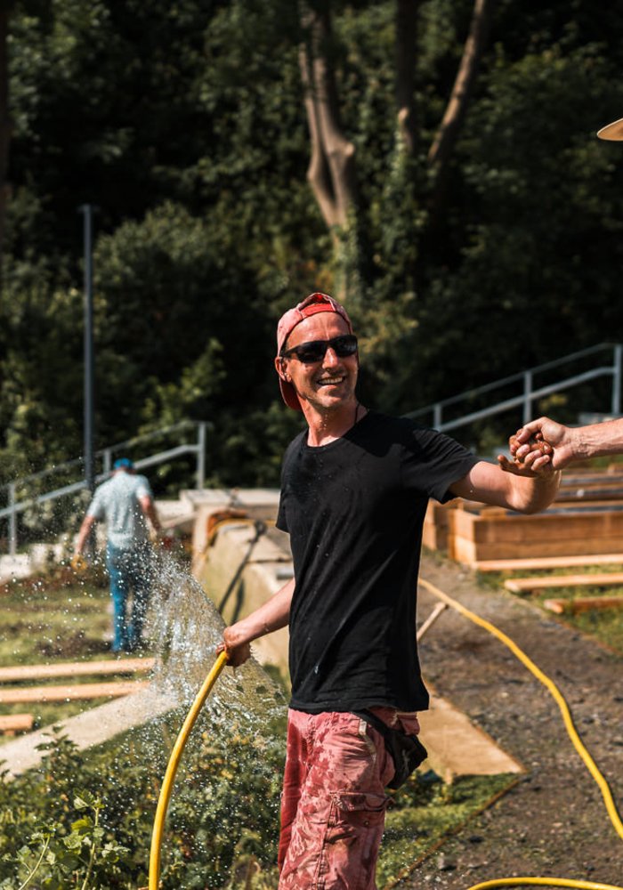 zwei Männer gärtnern im Nachbarschaftspark