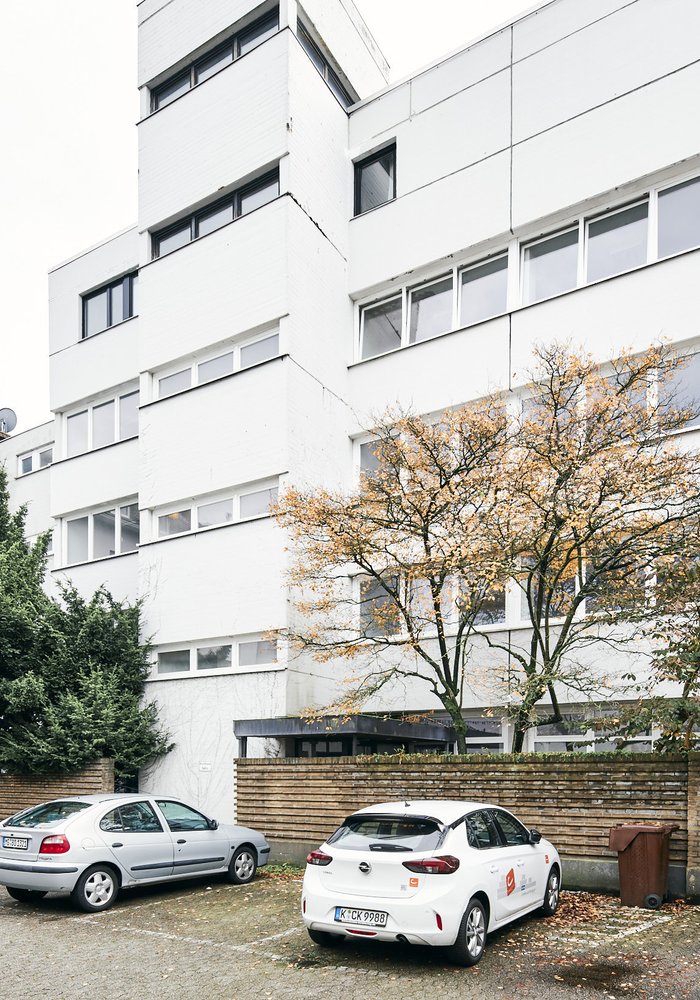 Innenhof des Gebäudes in Rheydt mit mehreren Autos.