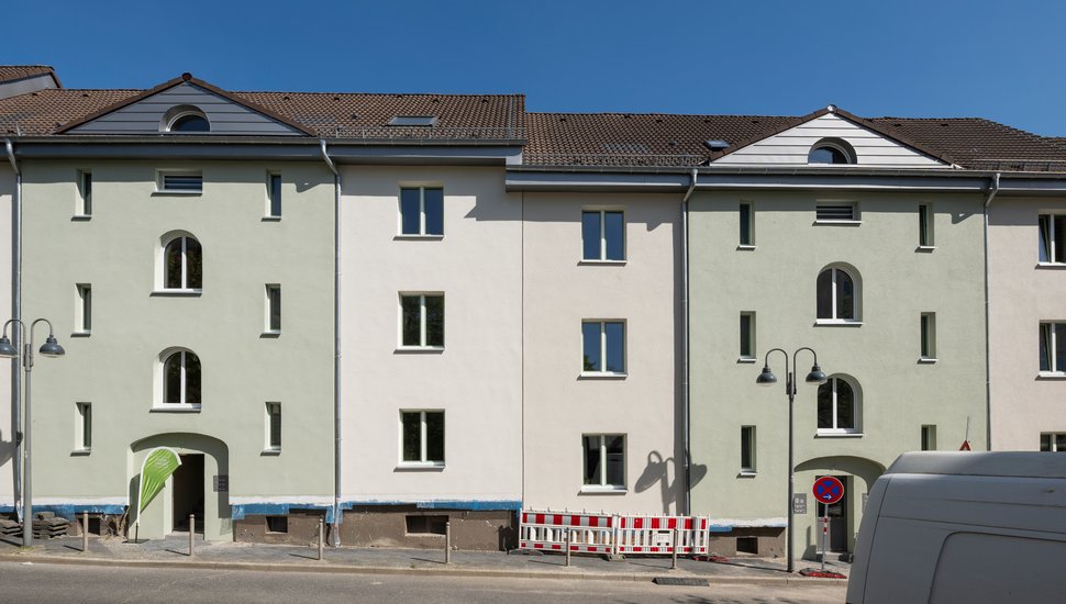 Die Siemensstraße von außen, Blick auf die Häuserwand. Es sind noch Anzeichen einer Baustelle zu sehen.
