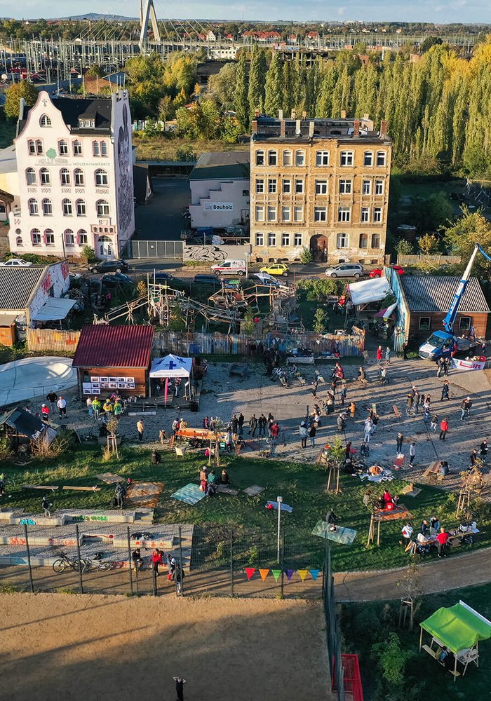 Blick auf den Bürgerpark FreiFeld aus Vogelperspektive auf ein Fest mit vielen Menschen und Ständen.