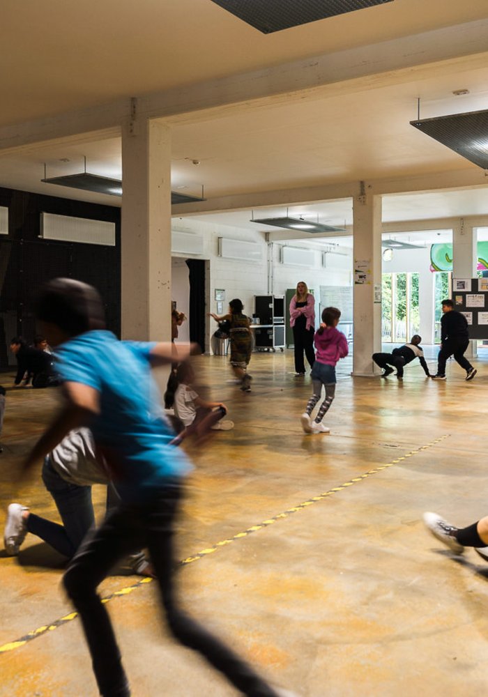 Ein großer Raum, die Nachbarschaftsetage, in der viele Kinder zusammen spielen.