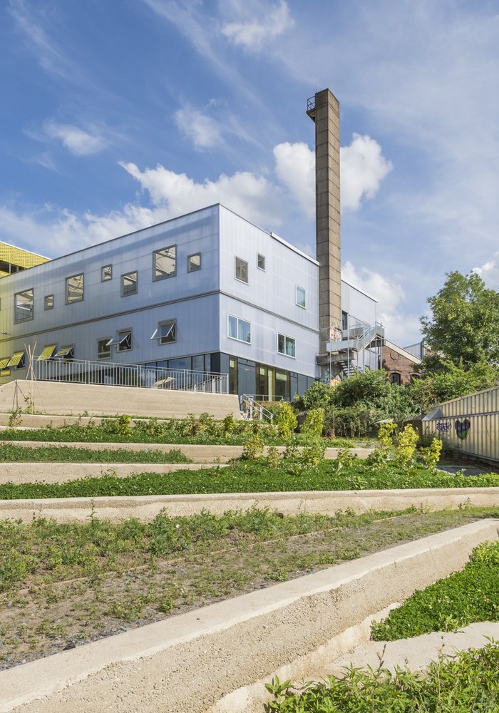Der BOB CAMPUS und die Beete des Nachbarschaftsparks von unten aus gesehen.