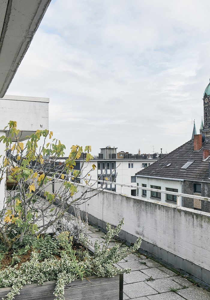 Blick von dem Balkon der obersten Wohnung auf die Stadt.
