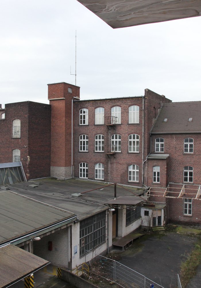 Ansicht der Wohnhäuser und Shedhalle vor dem Umbau.