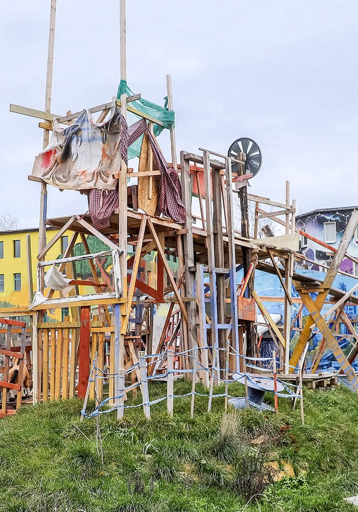 Der Bauspielplatz des Bürgerparks FreiFeld, welcher aus Holzgerüsten besteht, die bunt angemalt sind.